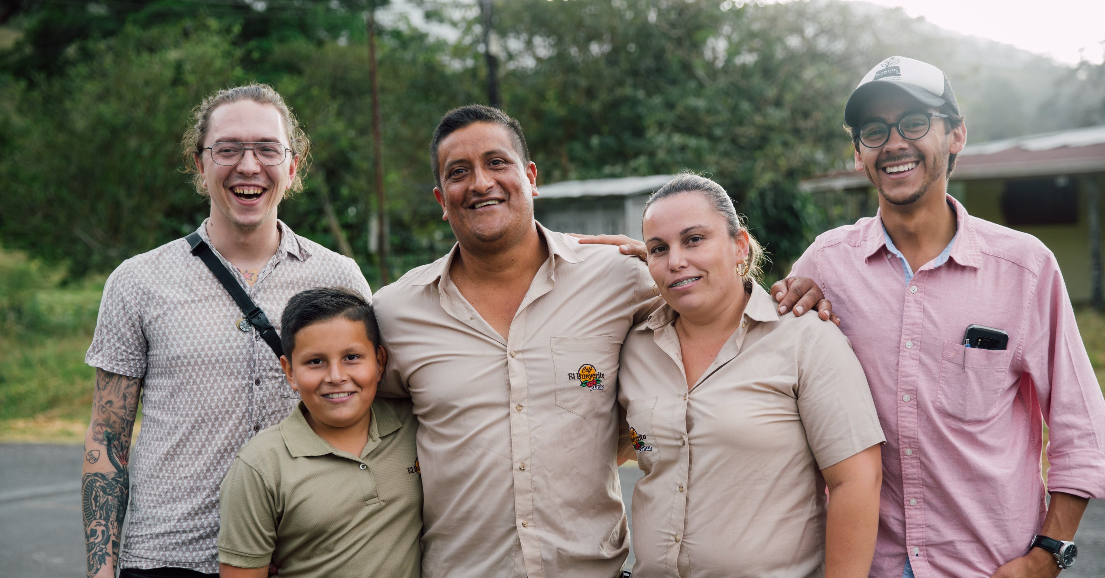 Nicolas con don Roberto y su familia